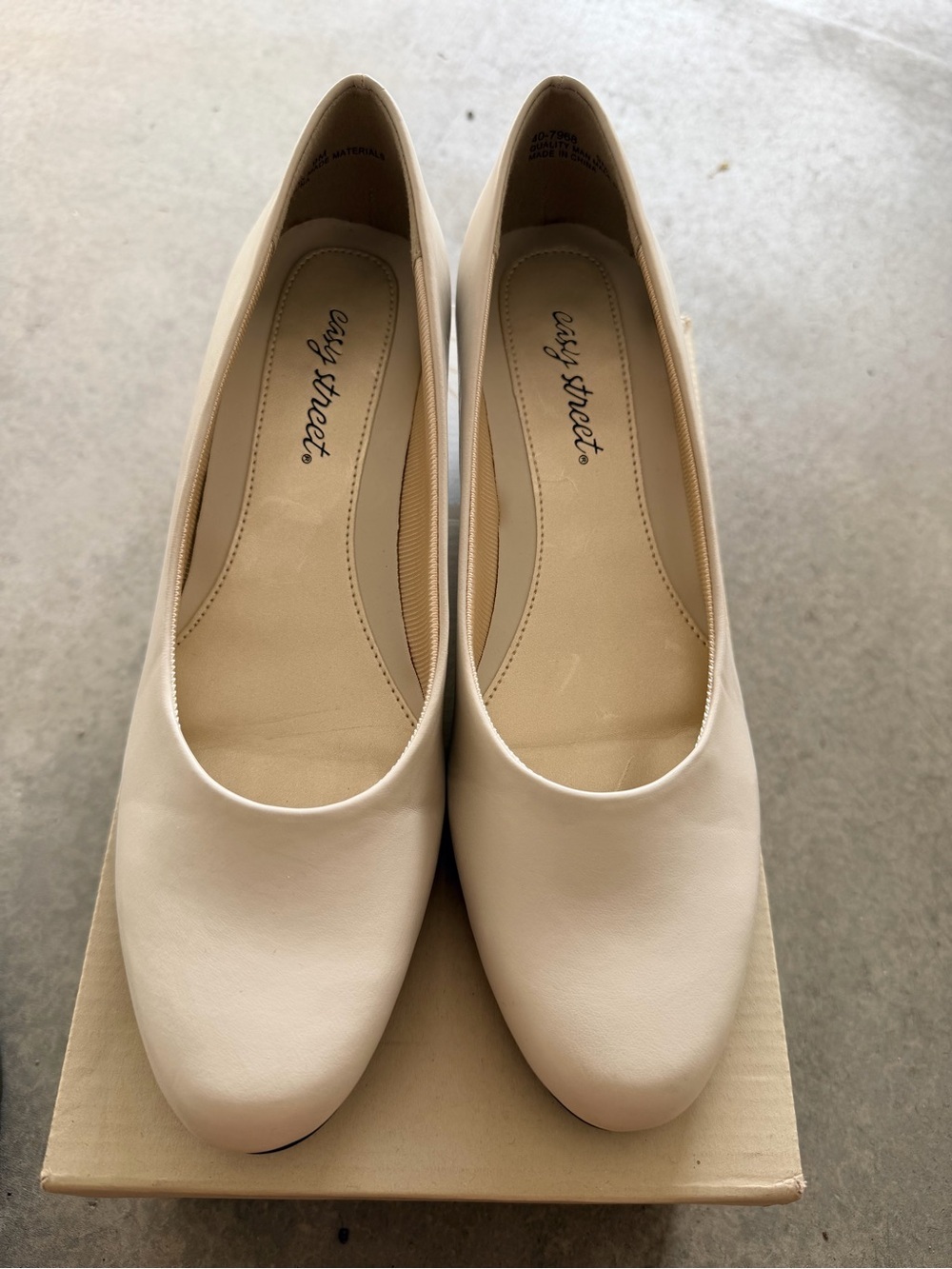 Easy Street Cream Slip-On Round-Toe size 9